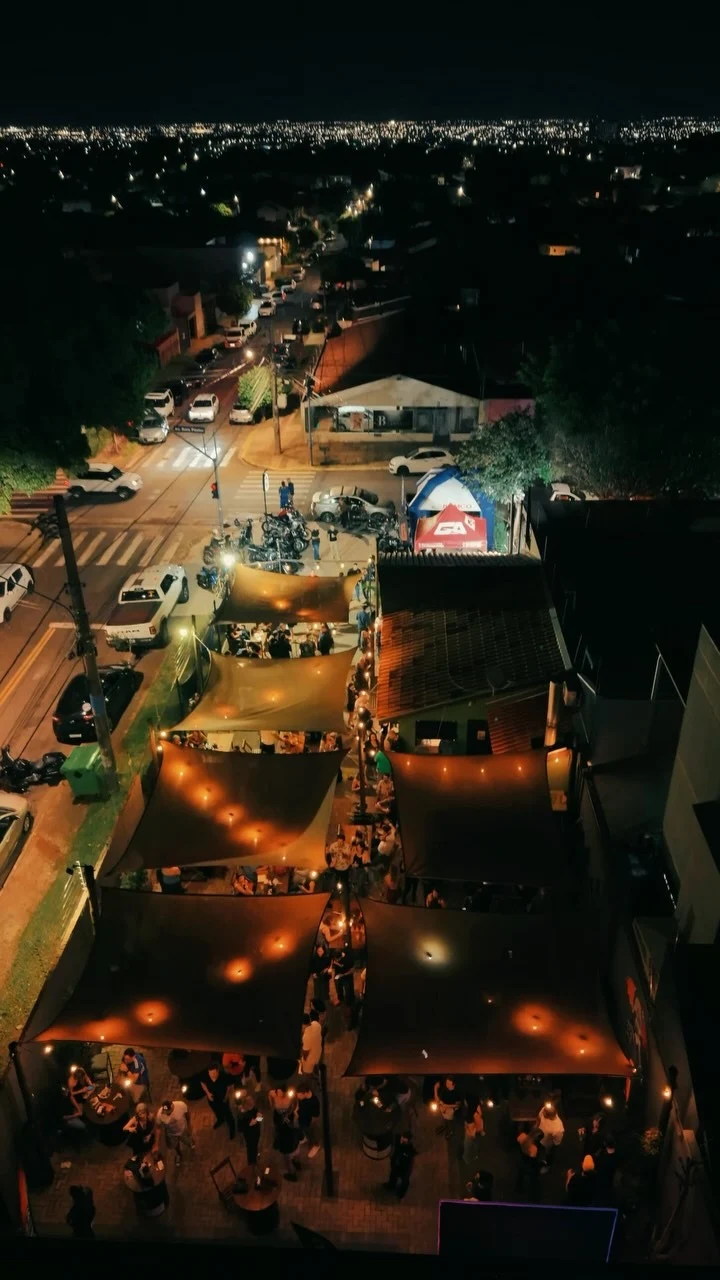 Vista noturna do Dragon’s Beer