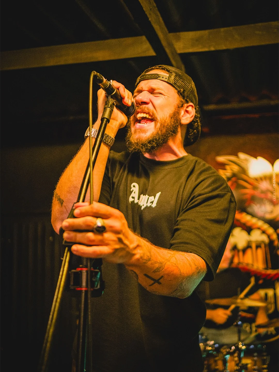 Cantor se apresentando no Dragon’s Beer